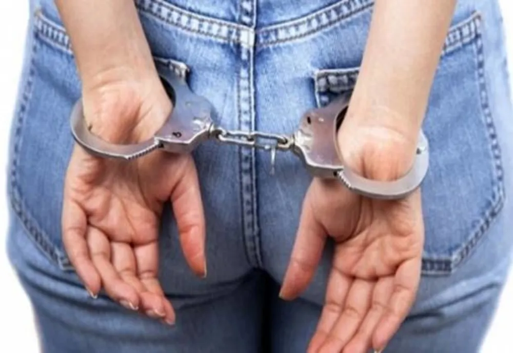 Hoață din locuință cercetată după ce a furat bani dintr-un dulap cu haine