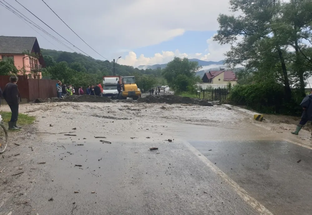 Trafic oprit (din nou) pe DN10 la Sita Buzului din cauza aluviunilor 