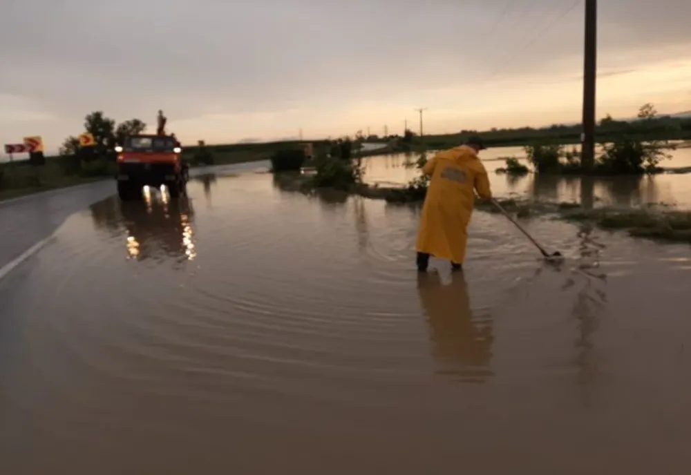 FOTO+VIDEO Inundații pe DN12, în județul Covasna