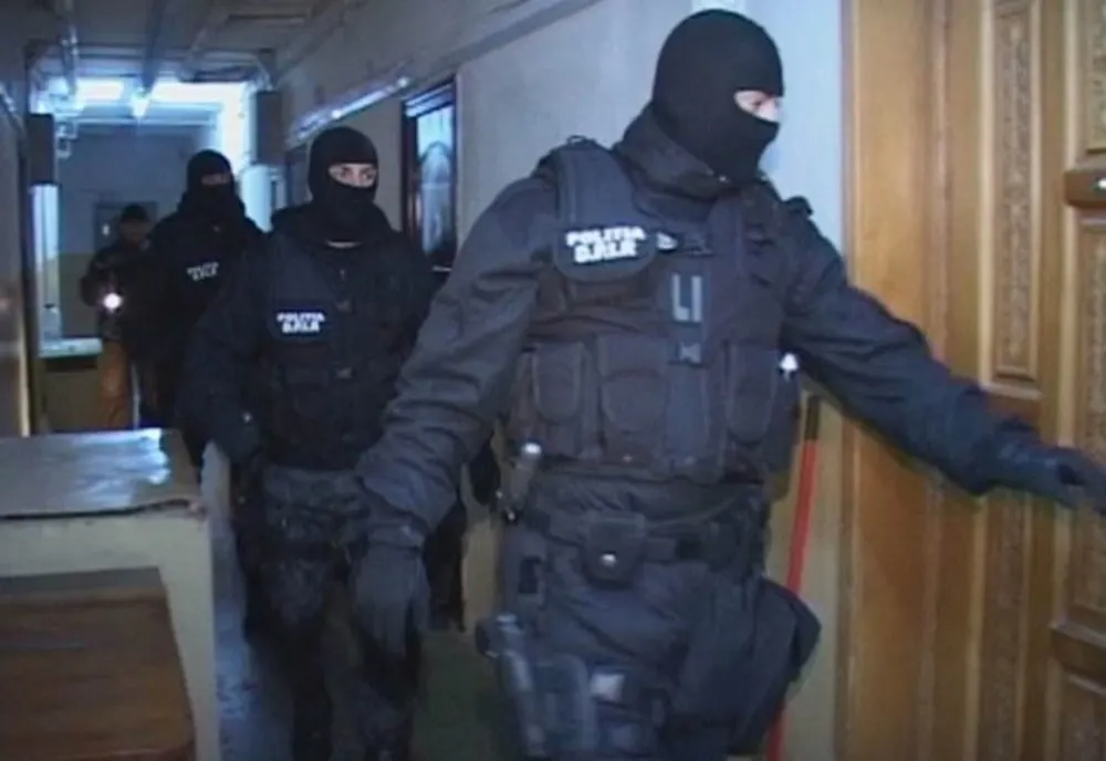 Percheziţii într-un dosar de proxenetism! 15 tinere erau obligate să se prostitueze în Reghin