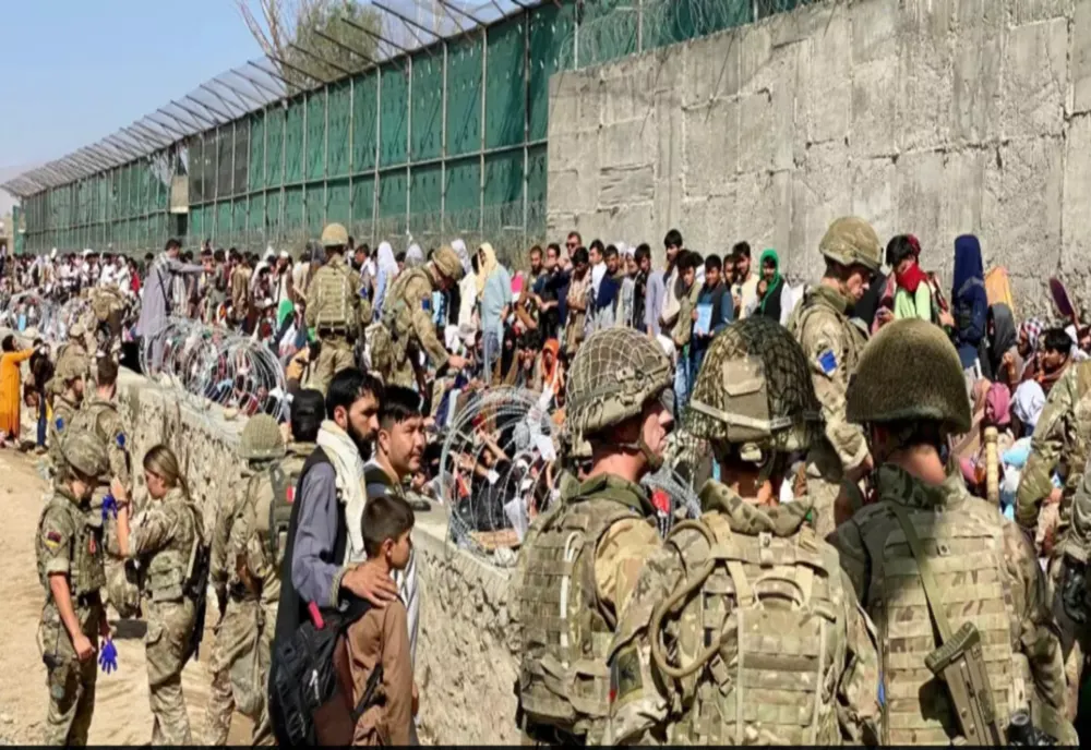 Cel puțin cinci rachete au fost lansate către aeroportul din Kabul