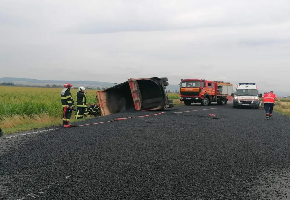 A murit după ce s-a răsturnat cu autocamionul
