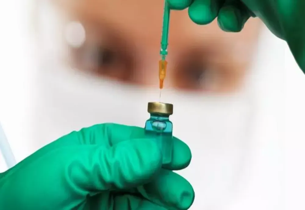Achiziția de vaccinuri anti-COVID-19 ajunge în instanță. Cine este vinovat pentru cumpărarea a 100 de milioane de doze de vaccin