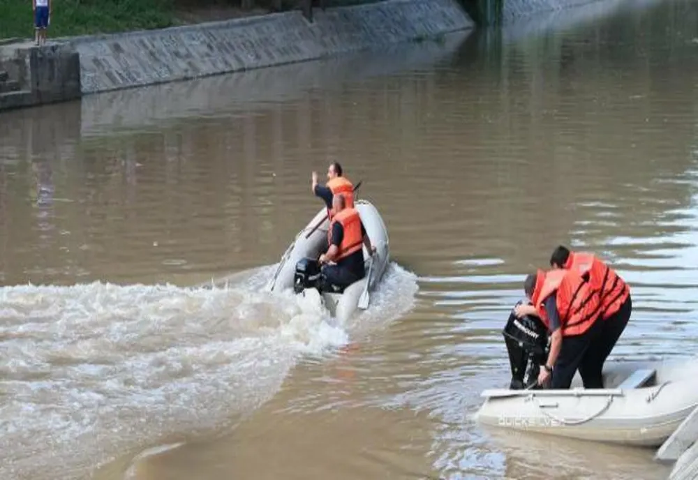 Salvatori din trei județe, mobilizați pentru a căuta un copil posibil înecat în râul Olt