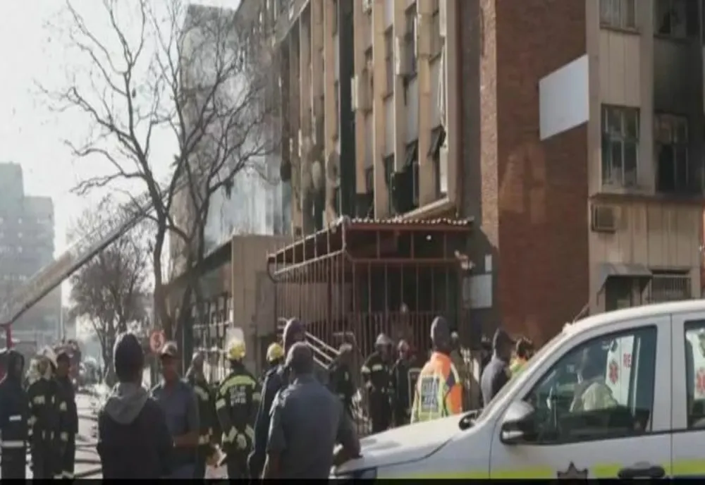 INCENDIU devastator în Johannesburg. Un bloc a ars din temelii. Cel puțin 52 de oameni au murit VIDEO