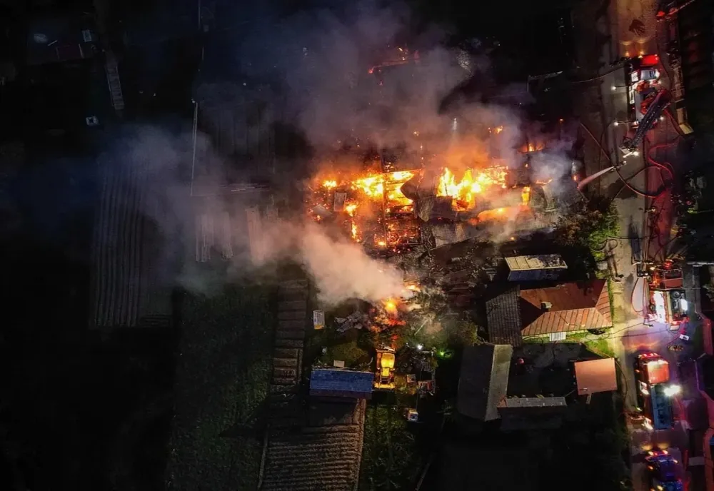 VIDEO Două case și două anexe gospodărești distruse într-un incendiu de proporții, în județul Covasna