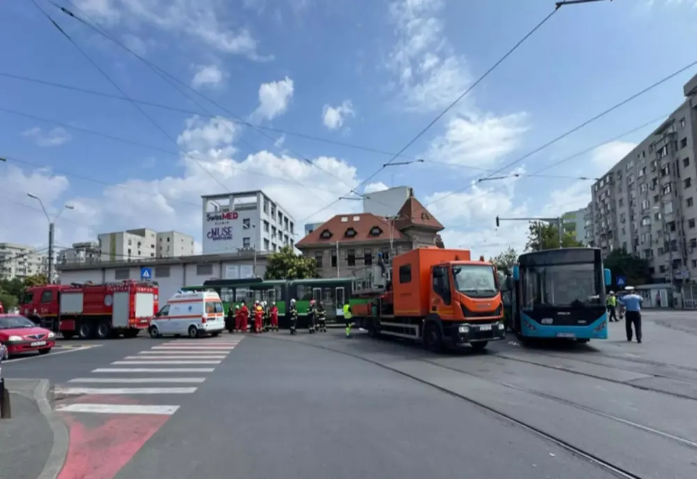 Accident între două tramvaie în București: un minor a ajuns la spital după impact