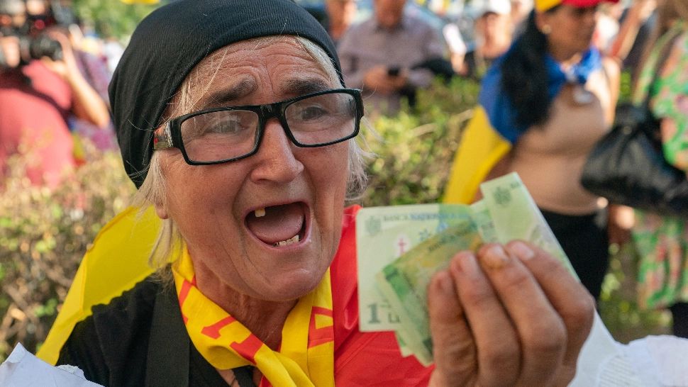 Pensionarii, umiliți de statul român