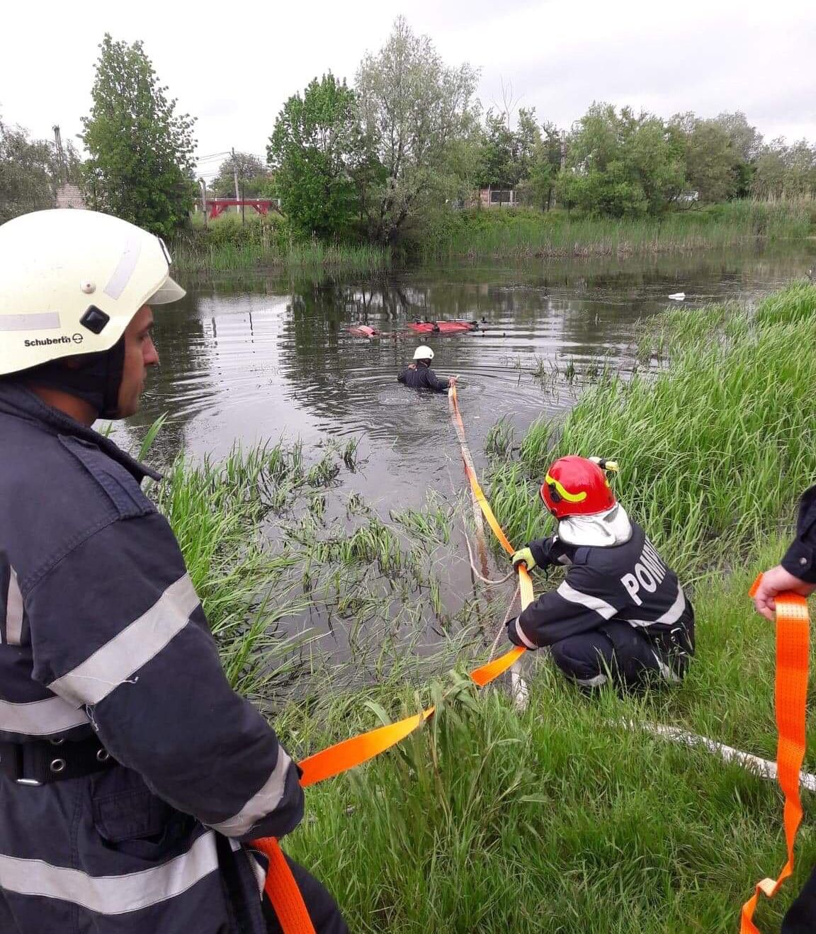 Masina cazuta in Raul Negru