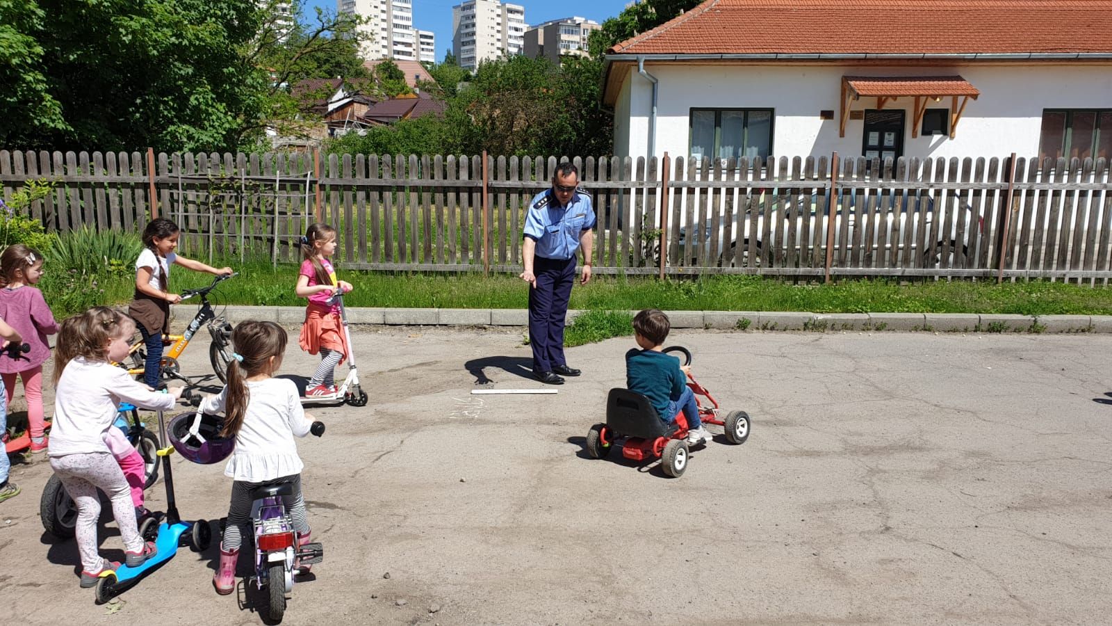 Politisti la gradinita 2