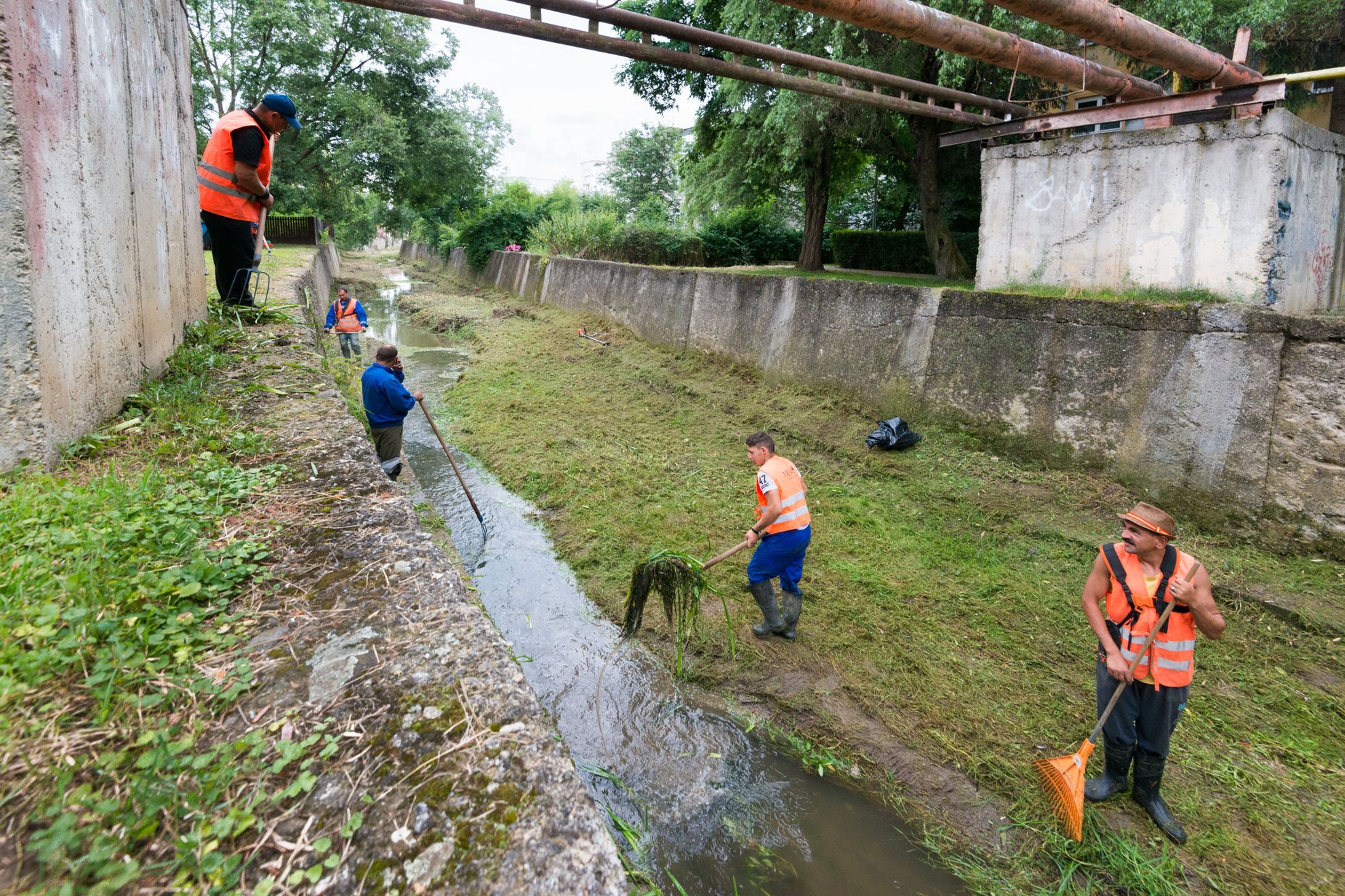 Curatare albie paraul Debren iulie 2019 - 03