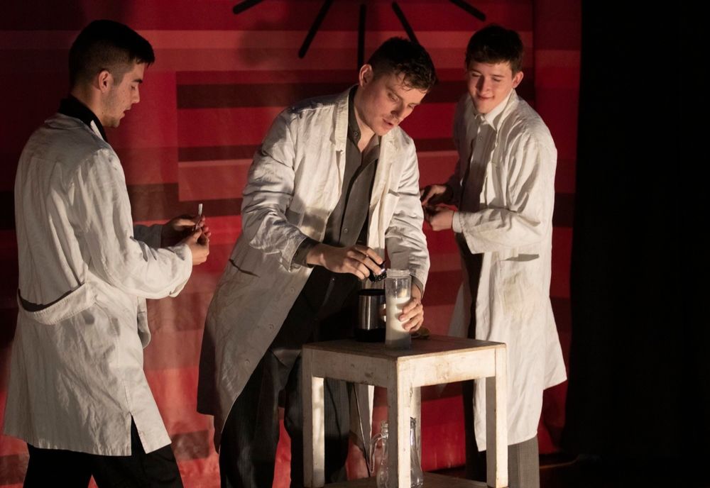 „Chipul din oglinda apei” al Trupei Osonó din Sfântu Gheorghe se joacă pe cea mai importantă scenă de teatru din Ungaria