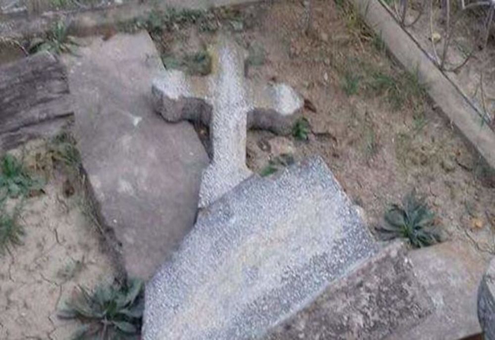Un covăsnean a distrus mai multe morminte dintr-un cimitir