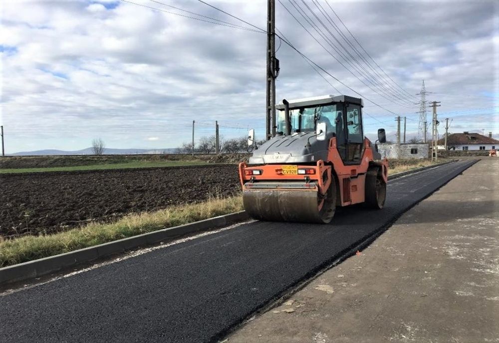FOTO. Primăria Ozun „trage tare” să termine modernizarea străzilor în acest an 