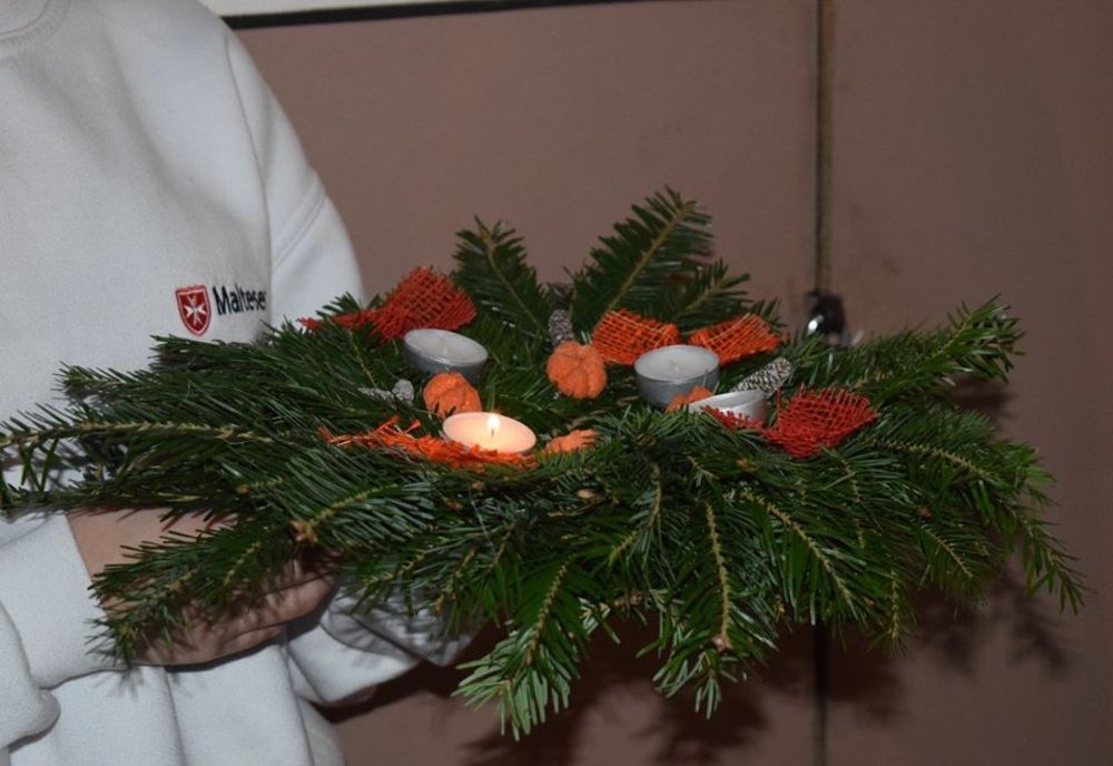 FOTO. Mai multe persoane vârstnice și singure din județul Covasna au primit cadou coronițe de Advent de la voluntarii maltezi