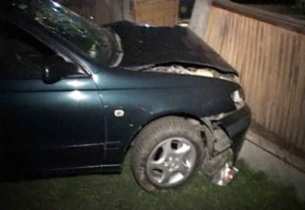 A intrat cu mașina în gardul unei case și a fugit