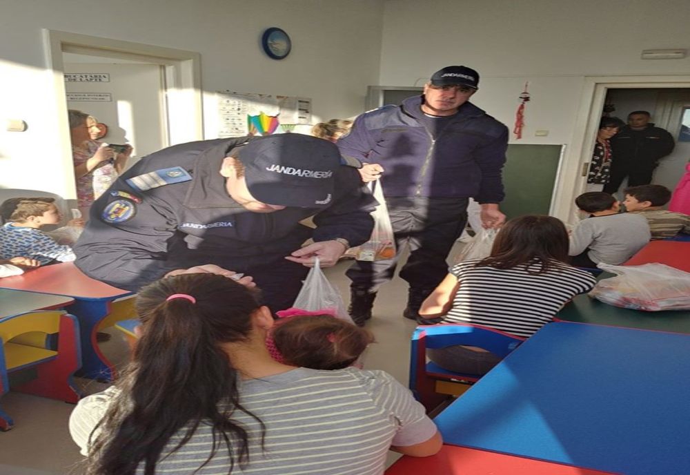 Foto. Jandarmii covăsneni, ajutoarele lui Moş Nicolae pentru copiii internaţi în spital