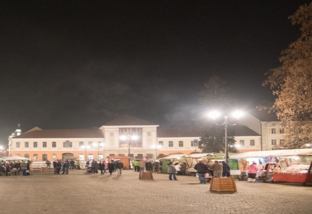 Desene de lumini pe clădirea Teatrului, la Sfântu Gheorghe