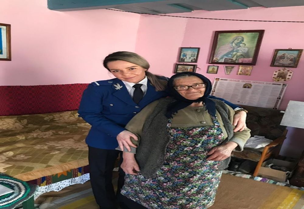 Jandarmii covăsneni, sprijin pentru o bătrânică din judeţ, în preajma sărbătorilor