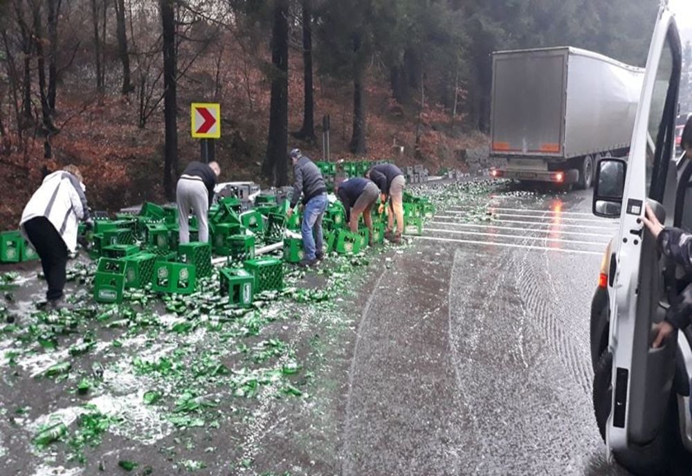 FOTO. Zeci de lăzi cu bere împrăștiate pe șosea, în apropiere de Bixad