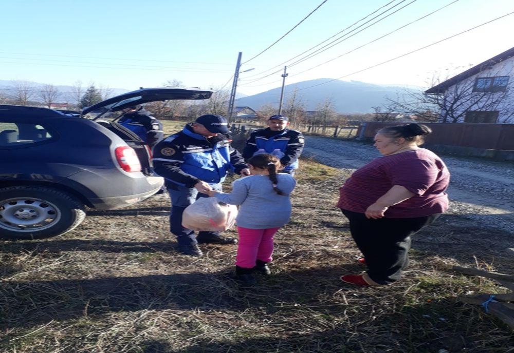 FOTO. Jandarmii covăsneni l-au dus pe Moș Nicolae în casa unei familii defavorizate