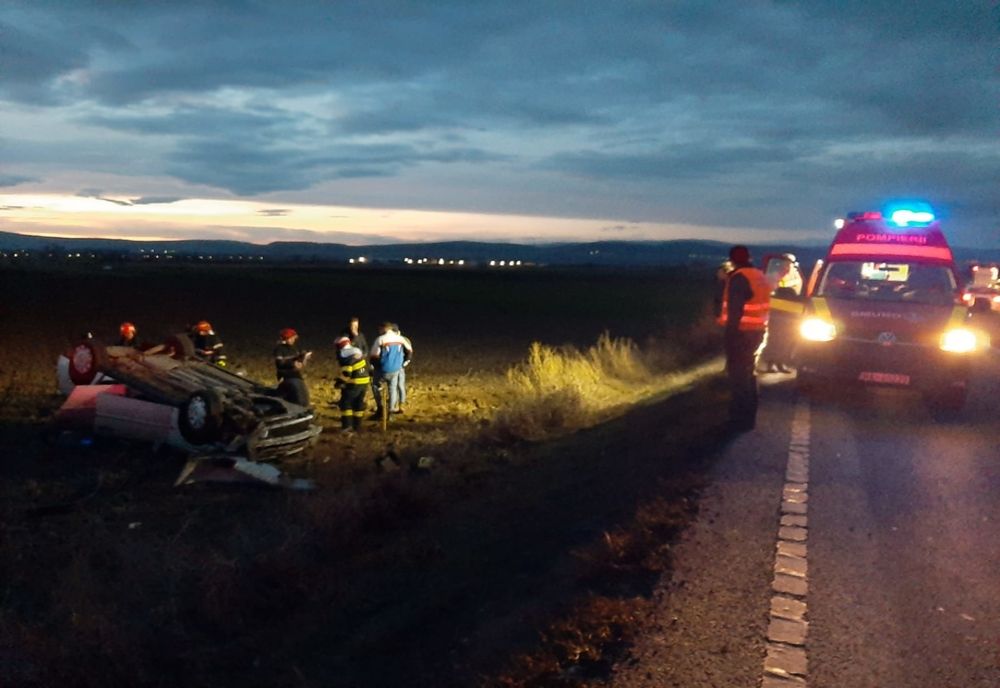 Mașină răsturnată în câmp, pe DN12, în județul Covasna