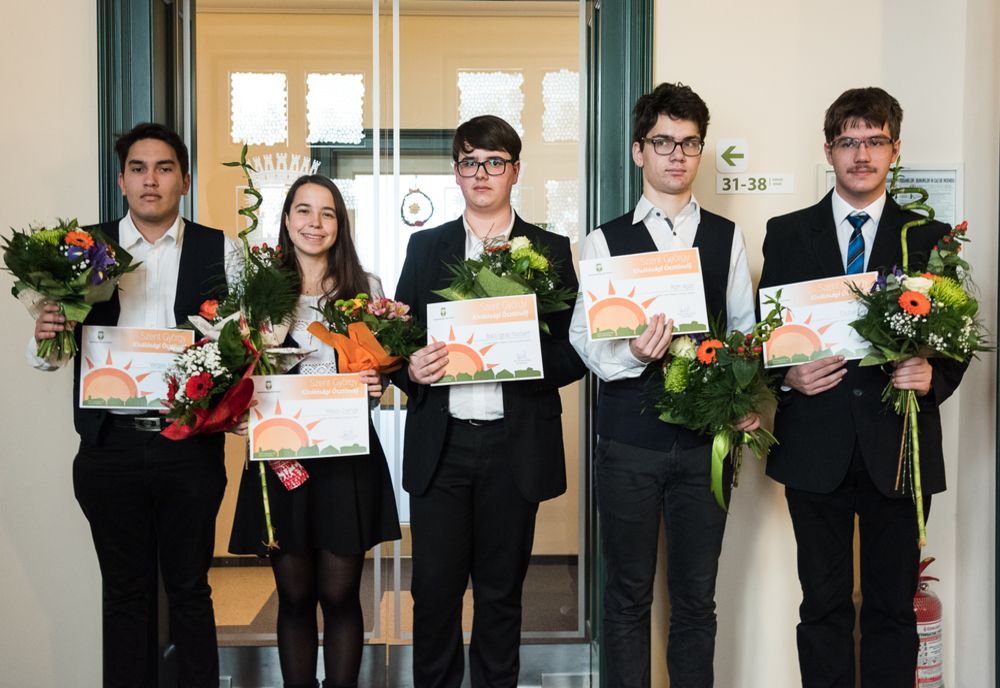 5 elevi din Sfântu Gheorghe, burse de 3.000 lei pentru rezultate deosebite 