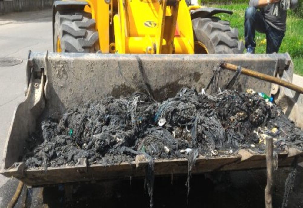 Scutece, cârpe sau resturi din construcţii, găsite de angajaţii GospCom Sfântu Gheorghe în sistemul de canalizare
