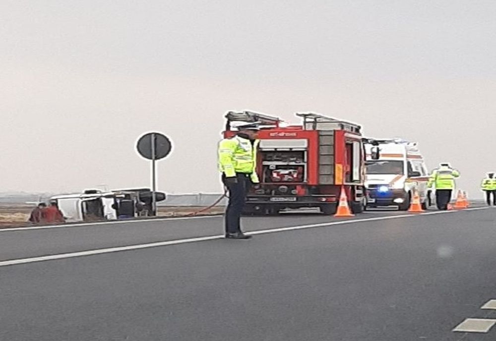 Autoutilitară răsturnată pe DN11, la intrarea în Moacşa