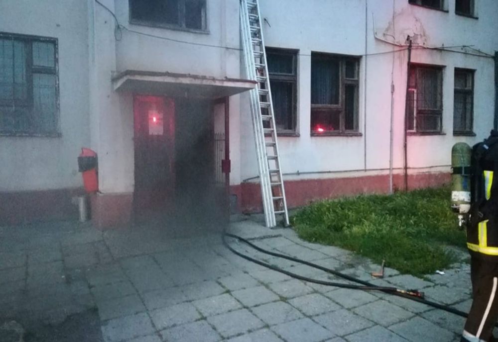 Bloc din Sfântu Gheorghe evacuat de pompieri. Un copil a suferit un atac de panică 