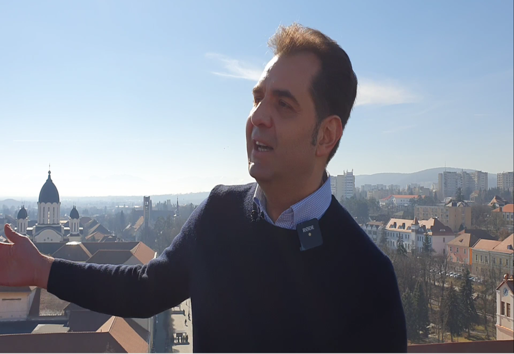 Primarul din Sfântu Gheorghe s-a urcat pe clădirea unui fost hotel, înalt de 10 etaje, să anunţe candidatura pentru un nou mandat şi demolarea imobilului