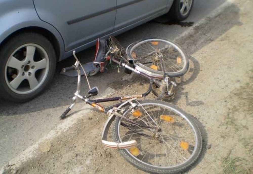 Minor accidentat după ce a traversat strada pe bicicletă fără să se asigure
