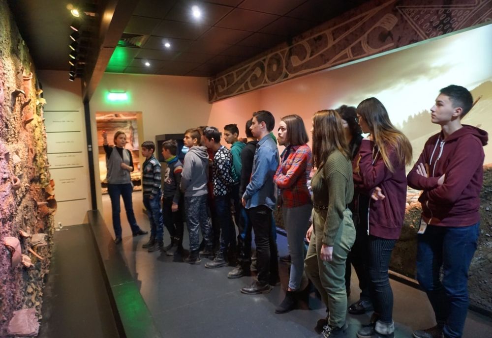 Elevii Colegiului Național ”Mihai Viteazul”, vizită ghidată alături de copiii Școlii Speciale Olteni, la MNCR Sfântu Gheorghe 