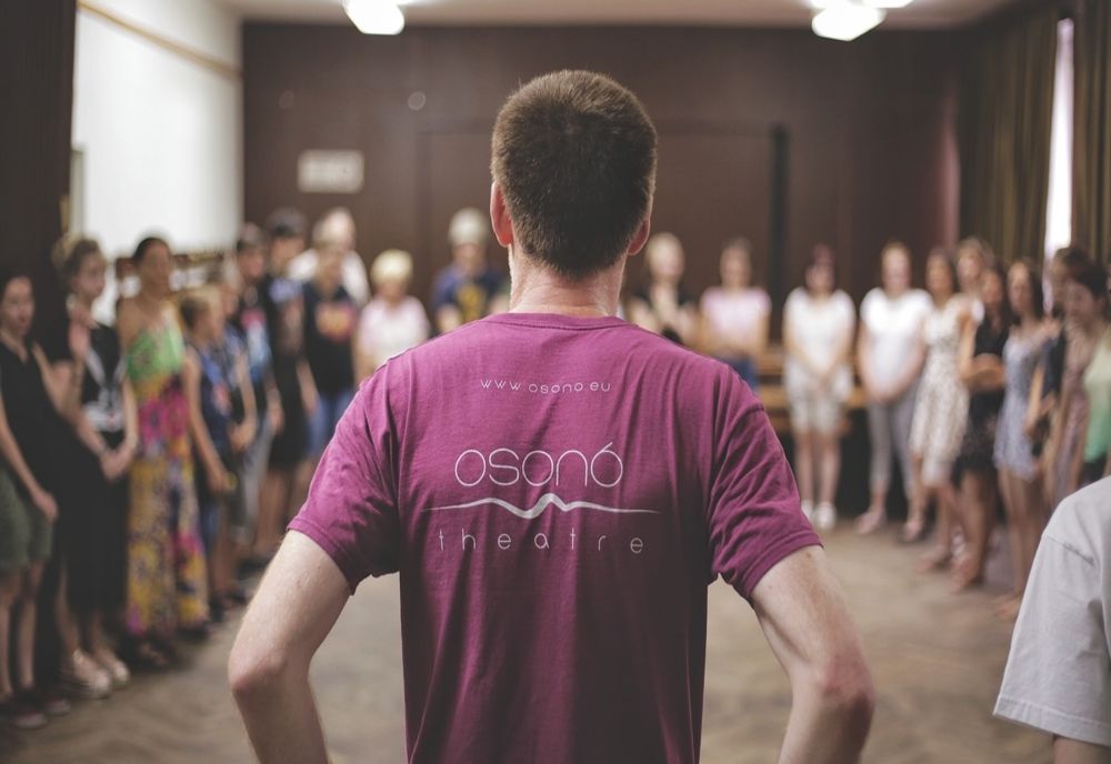 Teatrul Independent Osonó împlinește 27 de ani. Actorii sărbătoresc în turneu în Italia