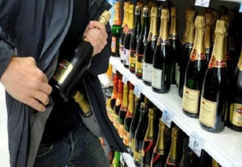 Adolescenți arestați după ce au spart un magazine din Sfântu Gheorghe