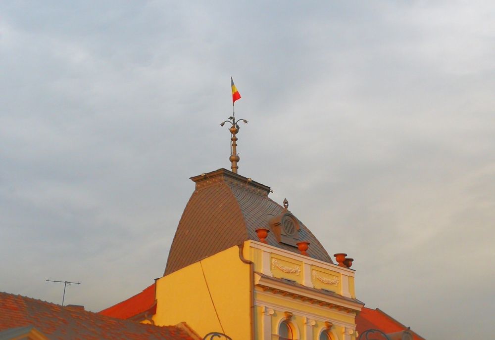 Tribunalul Covasna a respins acțiunea în cazul drapelului de pe turla Primăriei Sfântu Gheorghe