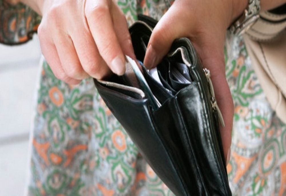 Femeie de 34 de ani, cercetată pentru că nu a predat la poliție un portofel găsit pe stradă