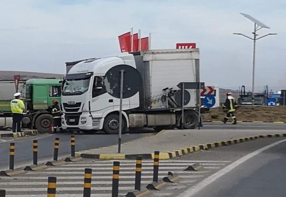 Accident cu două TIR-uri în sensul giratoriu din judeţul Covasna