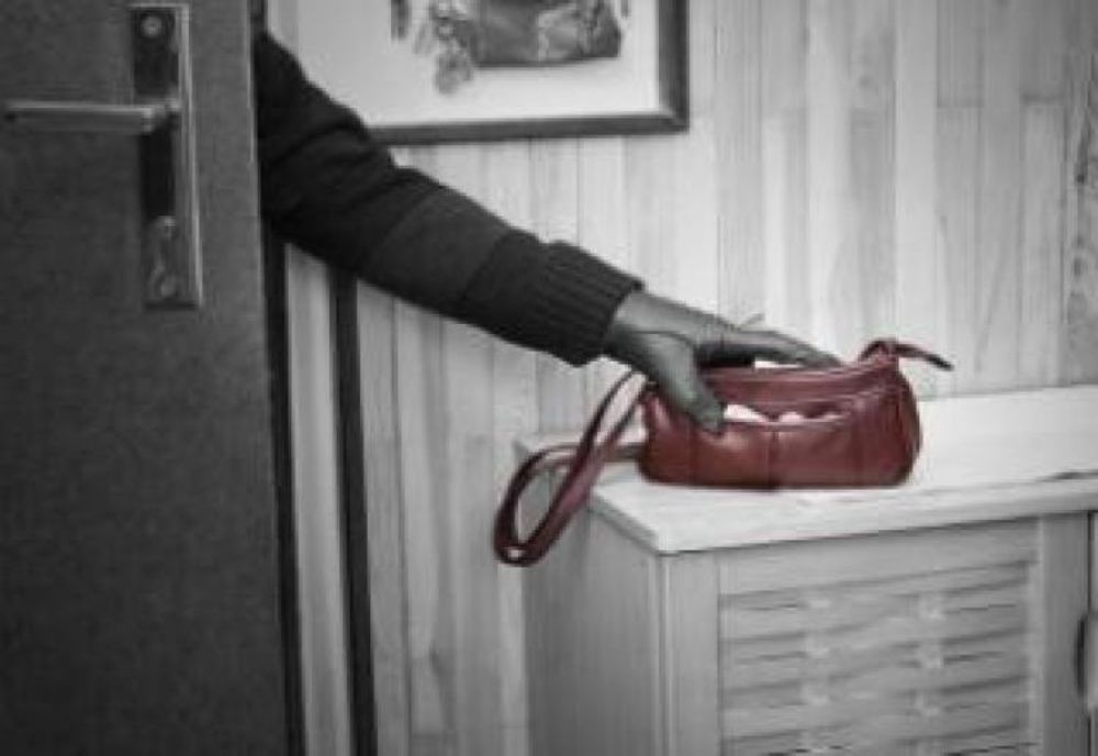 Tânără de 27 de ani, bănuită că a furat bani dintr-o casă din Vâlcele. Proprietarii erau acasă