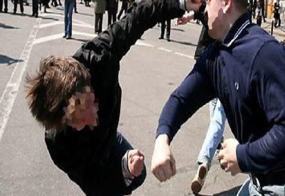 Scandal pe o stradă din Sfântu Gheorghe. O tânără de 28 de ani a fost lovită cu pumnii 