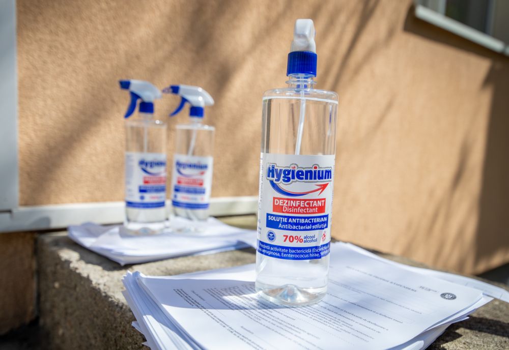 Peste 1.200 de dezinfectanţi de mână în recipiente de 1L, pentru scările de bloc din Sfântu Gheorghe