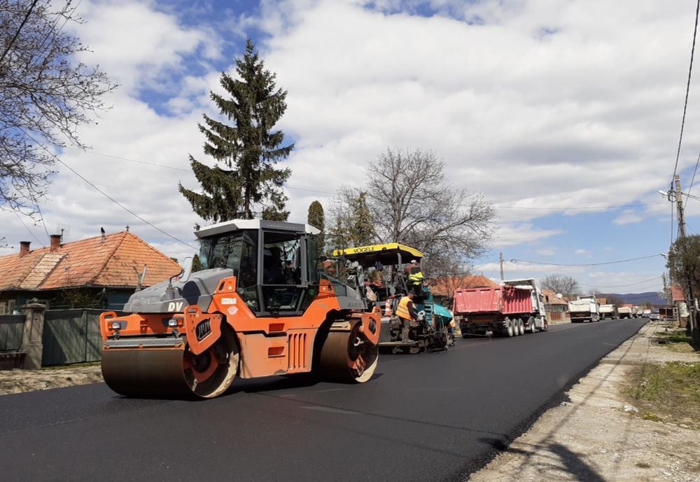 FOTO. Lucrări de asfaltare pe DN11, între Târgu Secuiesc și Oituz