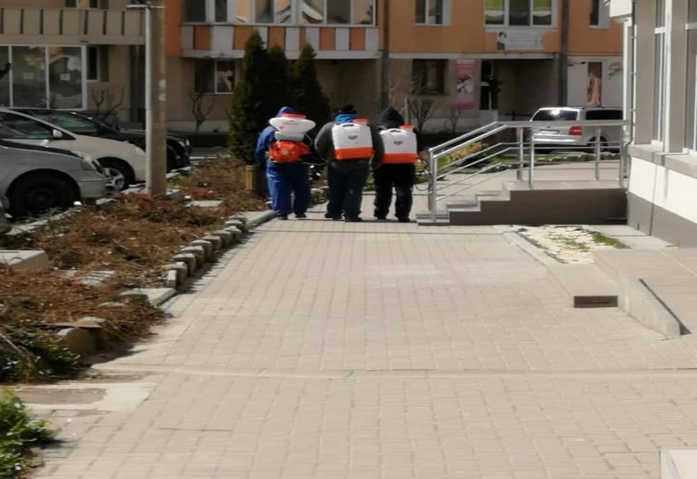 Majoritatea scărilor de bloc din stațiunea Covasna, dezinfectate. Primăria a achiziționat și dozatoare pentru dezinfectanți