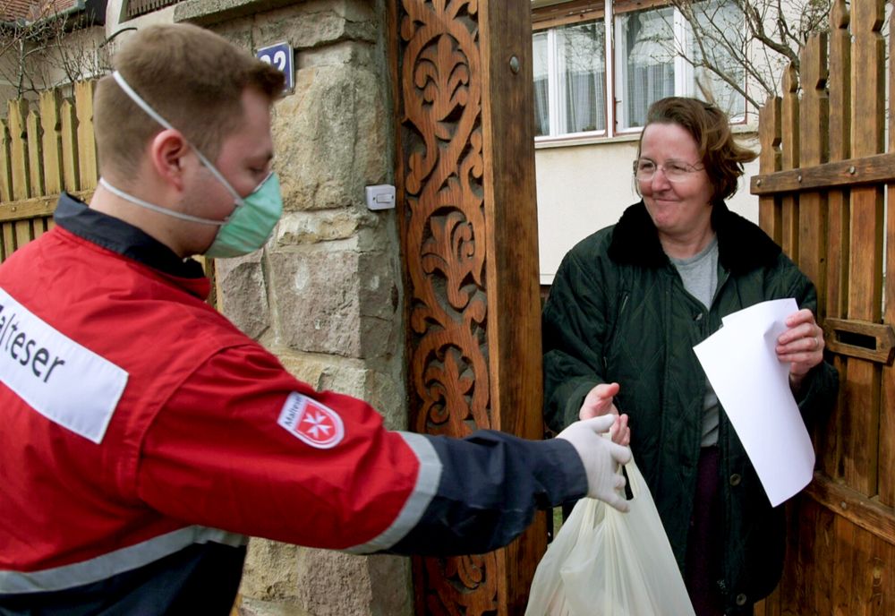 Zeci de pachete cu alimentare de bază, produse de igienă şi medicamente, livrate de Primăria Sfântu Gheroghe, vârstnicilor