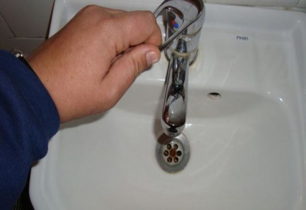 Cinci străzi din Târgu Secuiesc fără apă potabilă până marți la amiază