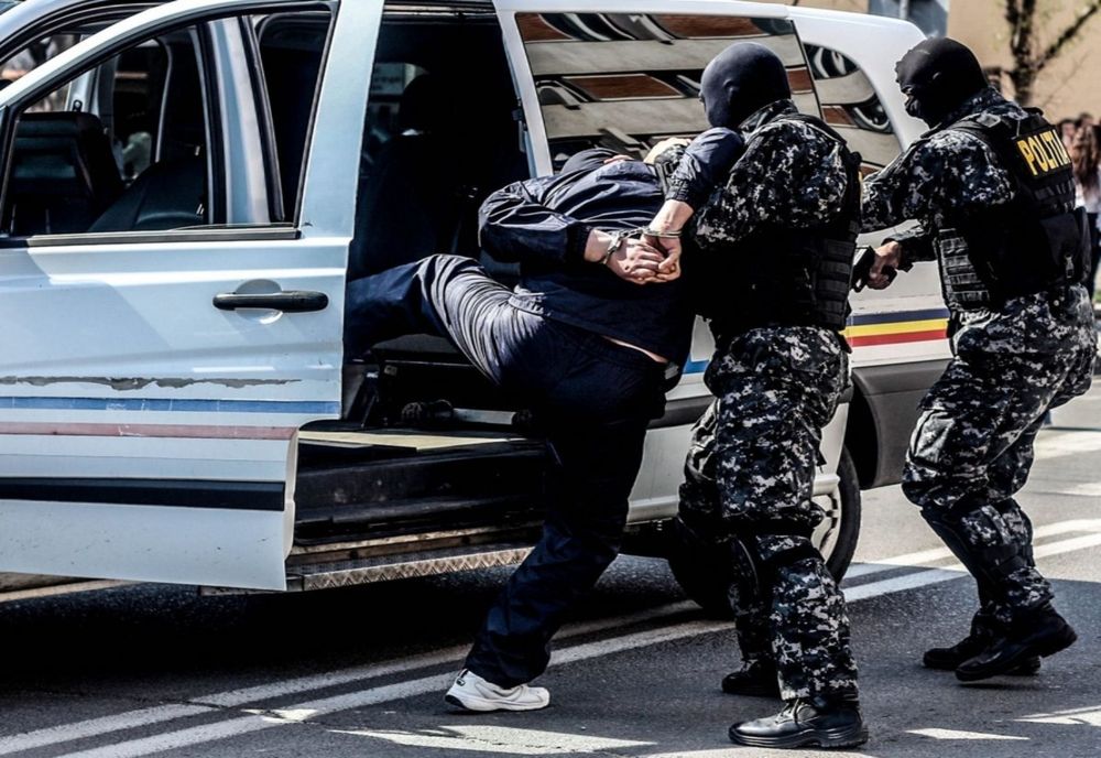 Petrecere la Sfântu Gheorghe, încheiată în arest. Petrecăreții i-au atacat cu pietre, topoare și cuțite pe polițiști