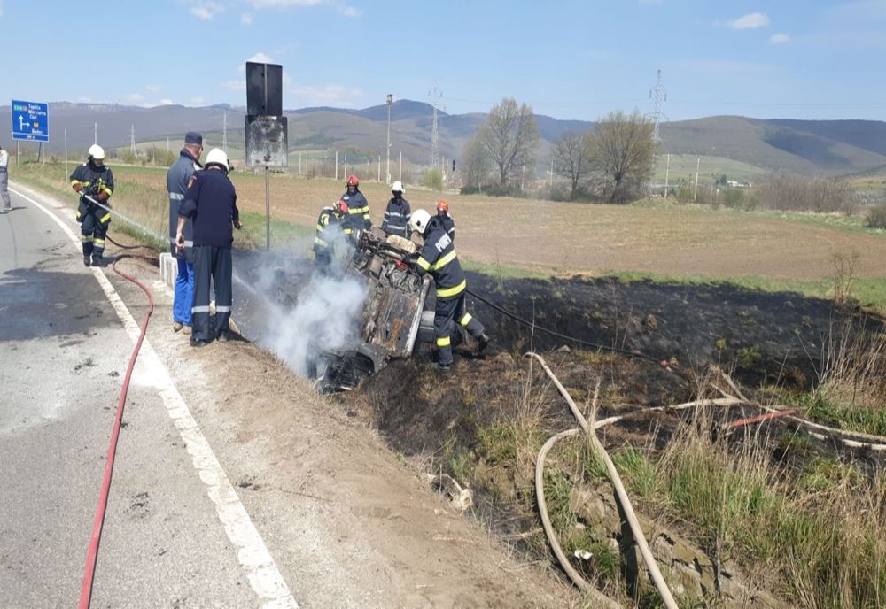 Accident pe DN12 spre Bodoc. O maşină a luat foc după ce a intrat într-un cap de pod