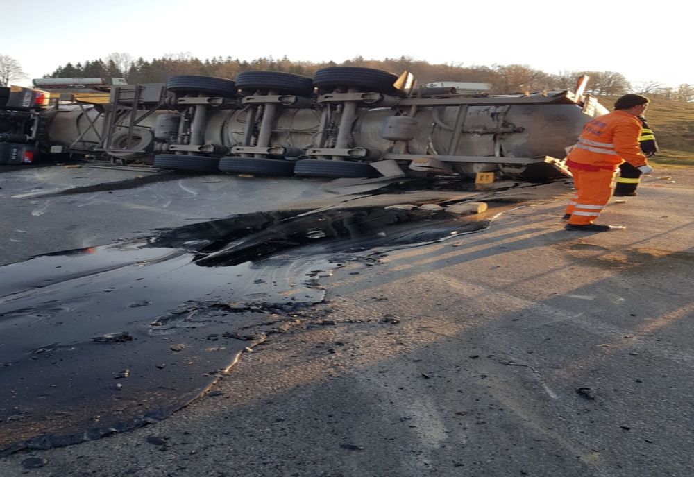 FOTO. Cisternă răsturnată pe DN 11 în județul Covasna. O persoană a fost rănită
