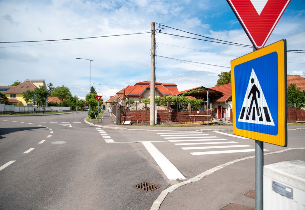 FOTO. Lucrări de vopsire a marcajelor rutiere sunt în desfășurare în Sfântu Gheorghe