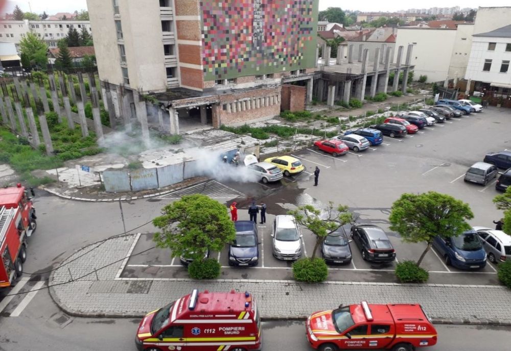 Mașină cuprinsă de flăcări într-o parcare din Sfântu Gheorghe